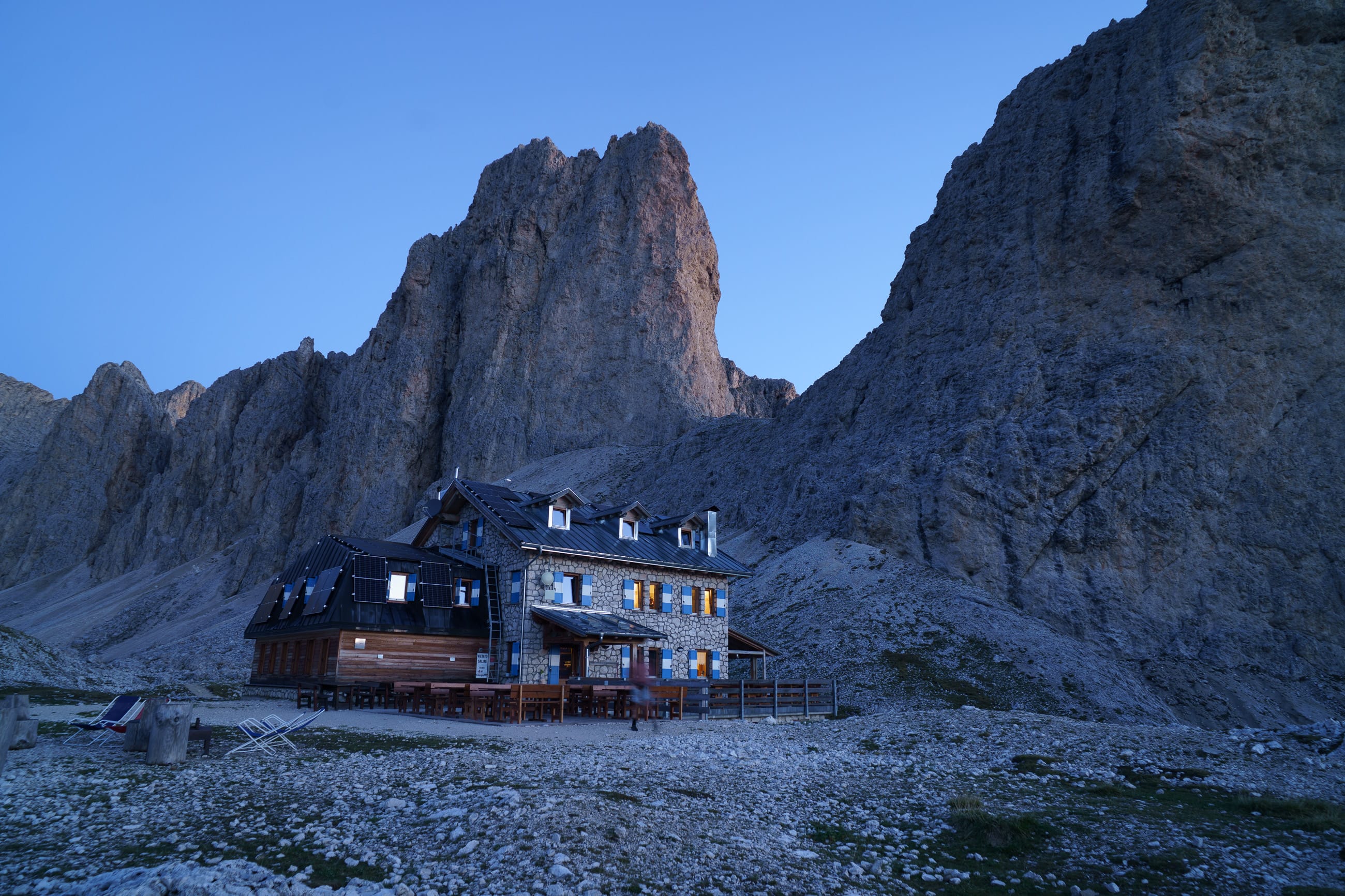 Netwerk van hutten in de Alpen op een kaart